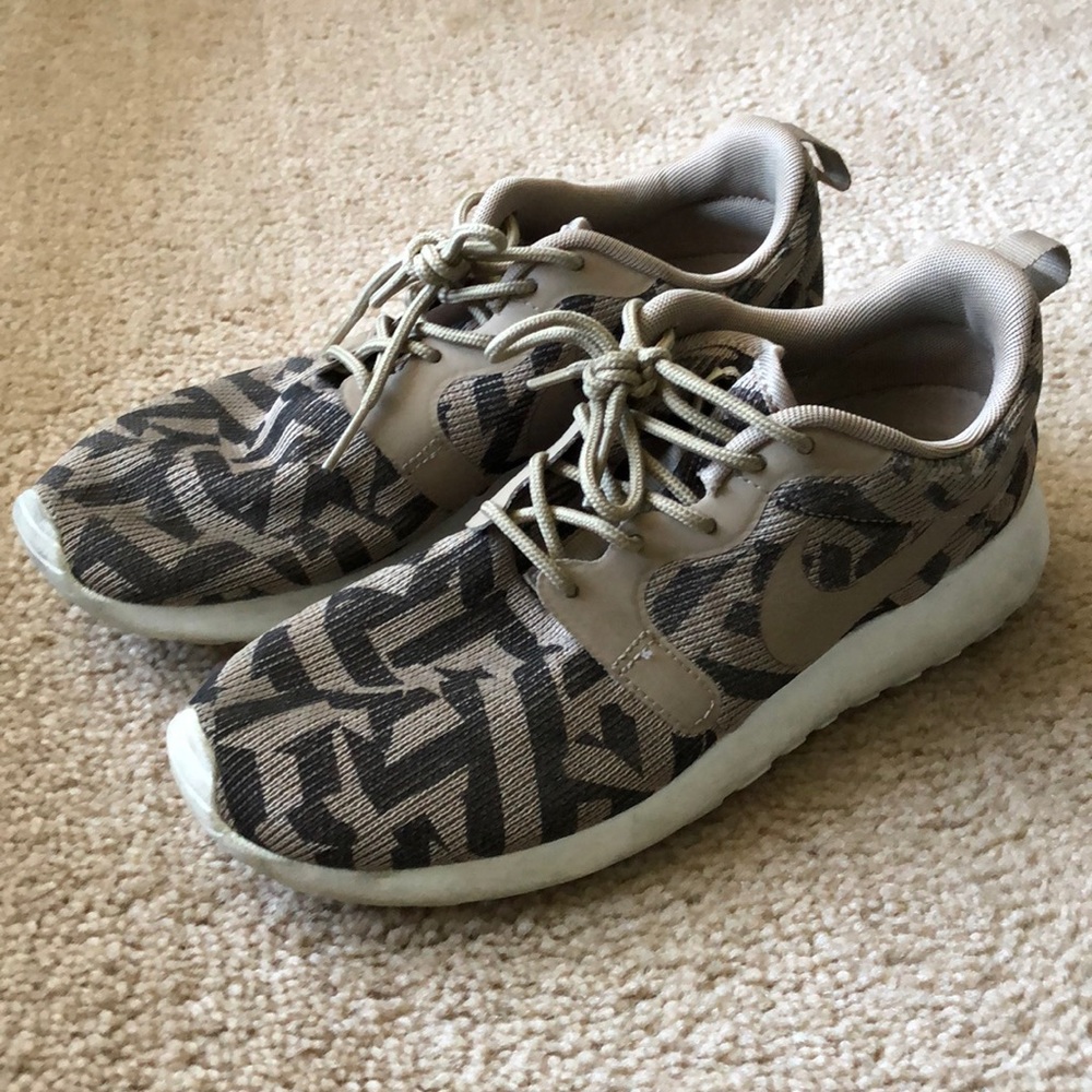 Nike Women’s Roshe Run Pattern Rare